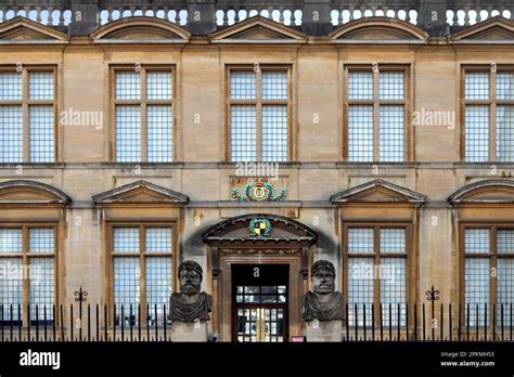 World's oldest public museum, at Oxford University .